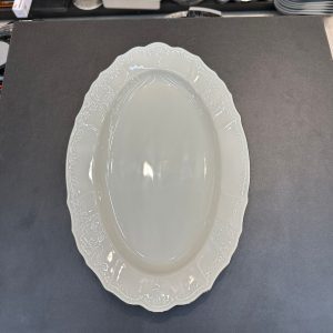 פלטת הגשה אובלית 36 ס״מ פורצלן צ׳כי – שמנת שנהב עיטור פס זהב Thun