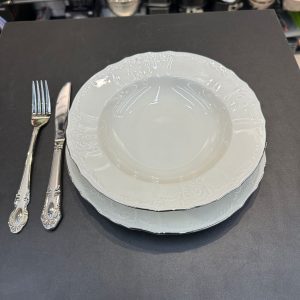 סט צלחות פורצלן צ׳כי 18 חלקים – שמנת שנהב עיטור פס כסף Thun
