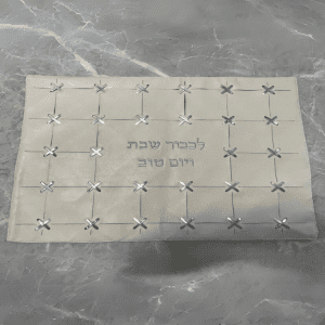 מפה לכיסוי חלה – דמוי עור לבן כסף איקסים