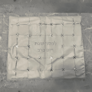 מפה לכיסוי חלה – דמוי עור לבן כסף איקסים