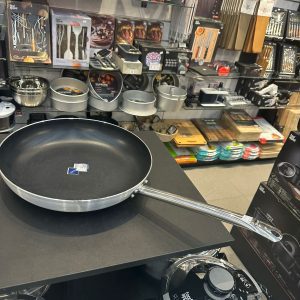 מחבת שף טפלון מקצועי גדול אלומיניום ידית פלדה 36 ס״מ