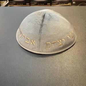 כיפה קטיפה מרוקאית 18 ס״מ – אפור ׳רבי יצחק אבוחצירא׳ כתוביות רוז גולד
