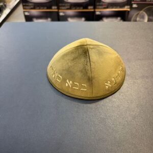 כיפה קטיפה מרוקאית 18 ס״מ – ירוק זית ׳בבא סאלי׳ כתוביות זהב