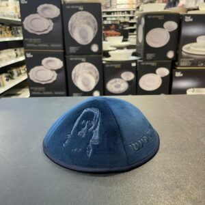 כיפה קטיפה מרוקאית 18 ס״מ – כחול כהה 'רבי חיים פינטו׳ כתוביות כחול + איור