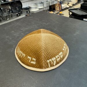 כיפה קטיפה מרוקאית (לילדים) 14 ס״מ – קוניאק אדמה זרקורים ׳רבי שמעון בר יוחאי' כתוביות רוז גולד