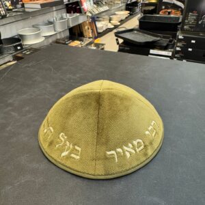 כיפה קטיפה מרוקאית (לילדים) 14 ס״מ – ירוק זית ׳רבי מאיר בעל הנס' כתוביות רוז גולד